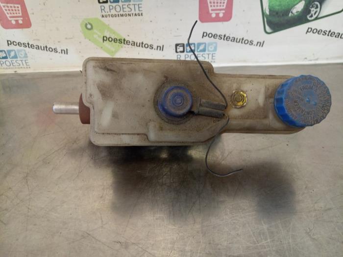 Master cylinder from a Peugeot Boxer (230L) 1.9D 270C 1997