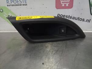 Używane Przelacznik elektrycznej szyby Opel Astra K 1.6 SIDI Eco Turbo 16V Cena € 20,00 Procedura marży oferowane przez Autodemontagebedrijf R. Poeste B.V.