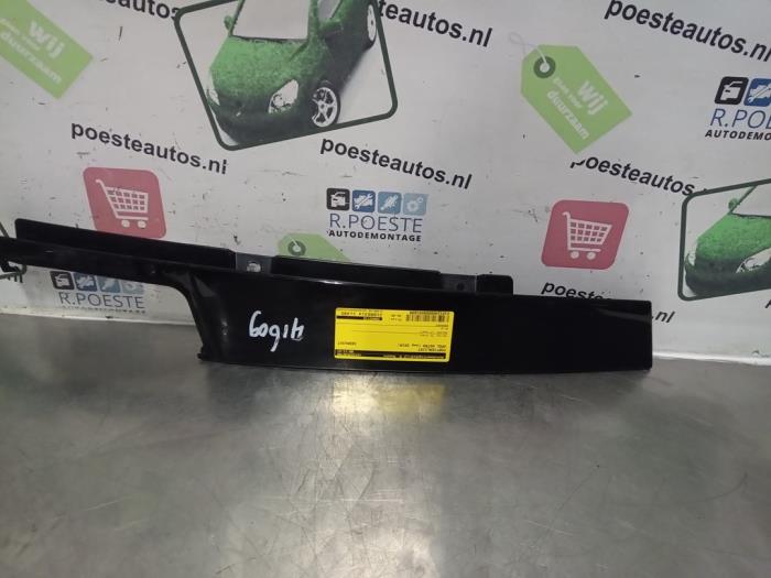 Embellecedor de puerta de un Opel Astra K 1.6 SIDI Eco Turbo 16V 2019