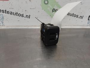 Używane Zlacze AUX/USB Opel Astra K 1.6 SIDI Eco Turbo 16V Cena € 20,00 Procedura marży oferowane przez Autodemontagebedrijf R. Poeste B.V.