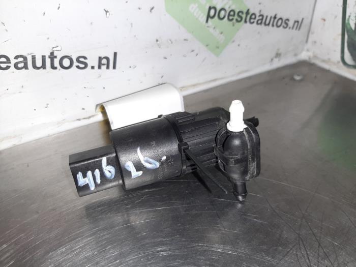 Bomba de limpiaparabrisas delante de un Opel Astra K 1.6 SIDI Eco Turbo 16V 2019
