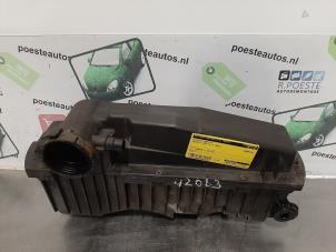 Używane Obudowa filtra powietrza Peugeot 206 (2A/C/H/J/S) 1.6 16V Cena € 30,00 Procedura marży oferowane przez Autodemontagebedrijf R. Poeste B.V.