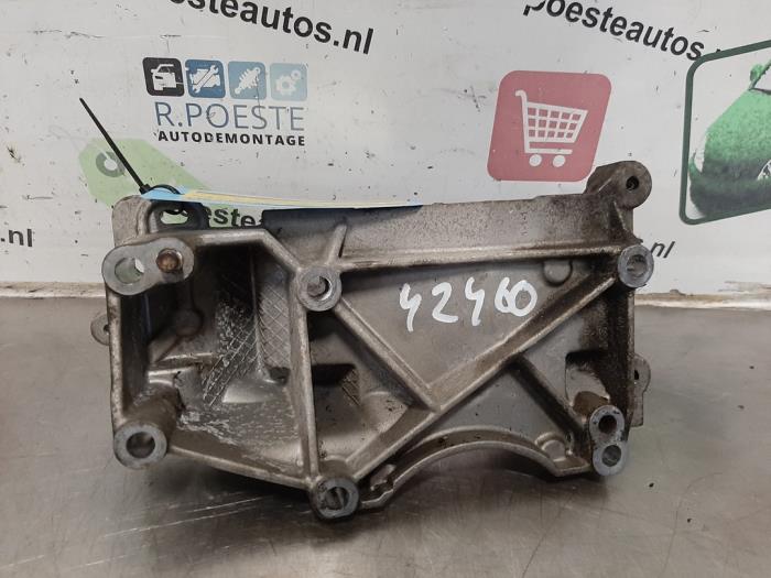 Usagé Support dynamo bas Peugeot 307 CC (3B) 2.0 16V Prix € 20,00 Règlement à la marge proposé par Autodemontagebedrijf R. Poeste B.V.