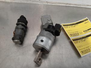 Used Set of cylinder locks (complete) Peugeot 307 CC (3B) 2.0 16V Price € 50,00 Margin scheme offered by Autodemontagebedrijf R. Poeste