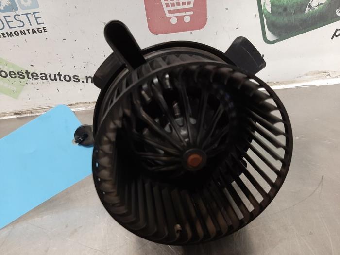 Heating and ventilation fan motor from a Peugeot 307 CC (3B) 2.0 16V 2005