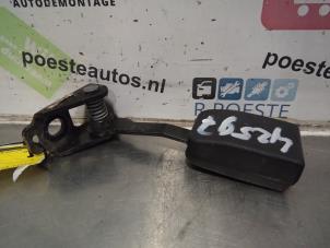 Usagé Insertion ceinture de sécurité arrière gauche Peugeot 307 CC (3B) 2.0 16V Prix € 15,00 Règlement à la marge proposé par Autodemontagebedrijf R. Poeste B.V.