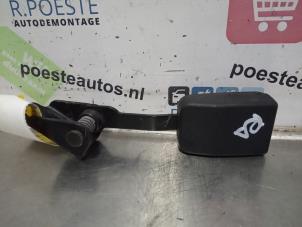Używane Wtyk pasa bezpieczenstwa prawy tyl Peugeot 307 CC (3B) 2.0 16V Cena € 15,00 Procedura marży oferowane przez Autodemontagebedrijf R. Poeste B.V.