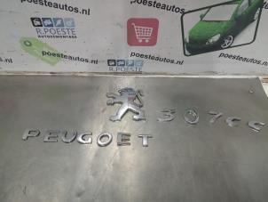Usados Emblema Peugeot 307 CC (3B) 2.0 16V Precio € 20,00 Norma de margen ofrecido por Autodemontagebedrijf R. Poeste B.V.
