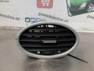 Used Dashboard vent Ford Focus 2 1.6 16V Price € 20,00 Margin scheme offered by Autodemontagebedrijf R. Poeste B.V.