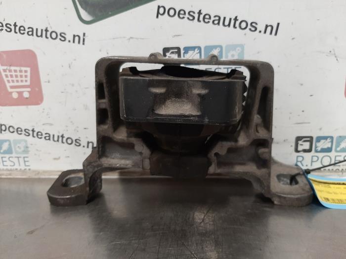 Engine mount from a Ford Focus 2 1.6 16V 2006
