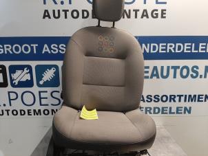 Used Seat, right Renault Twingo II (CN) 1.2 16V Price € 125,00 Margin scheme offered by Autodemontagebedrijf R. Poeste B.V.