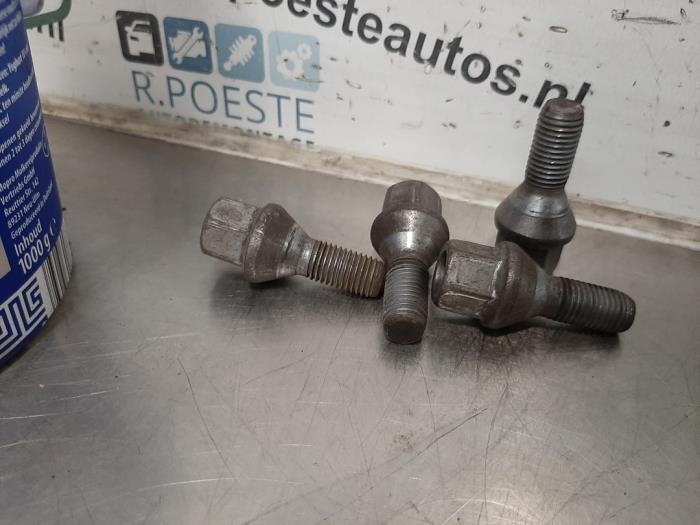 Set of wheel bolts from a Renault Twingo II (CN) 1.2 2008