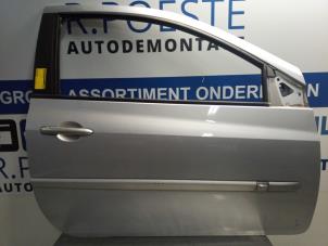 Używane Drzwi prawe wersja 2-drzwiowa Renault Clio III (BR/CR) 1.5 dCi FAP Cena € 100,00 Procedura marży oferowane przez Autodemontagebedrijf R. Poeste B.V.