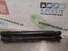 Set of tailgate gas struts from a Renault Clio III (BR/CR) 1.5 dCi FAP 2011