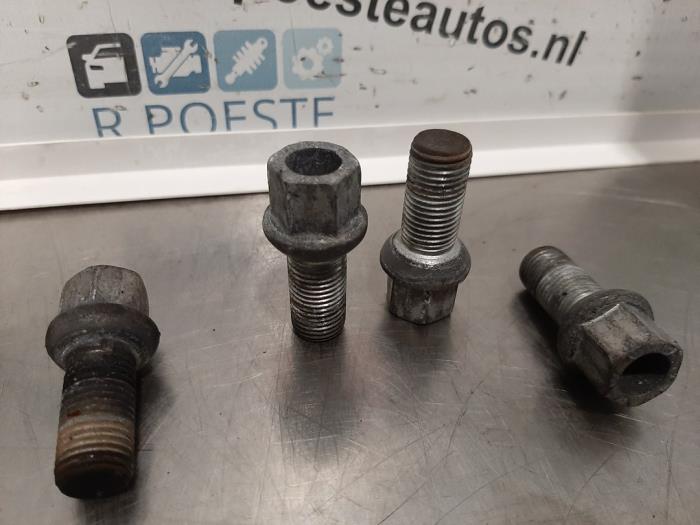Set of wheel bolts from a Volkswagen Tiguan (5N1/2) 1.4 TSI 16V 2015
