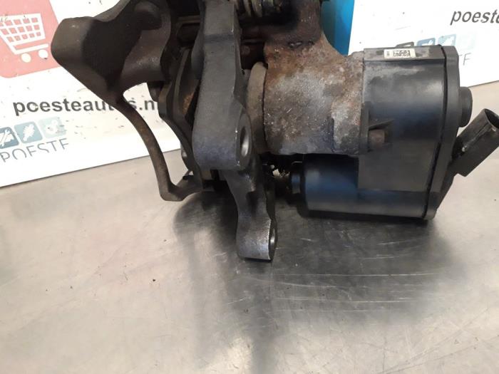 Rear brake calliper, right from a Volkswagen Tiguan (5N1/2) 1.4 TSI 16V 2015
