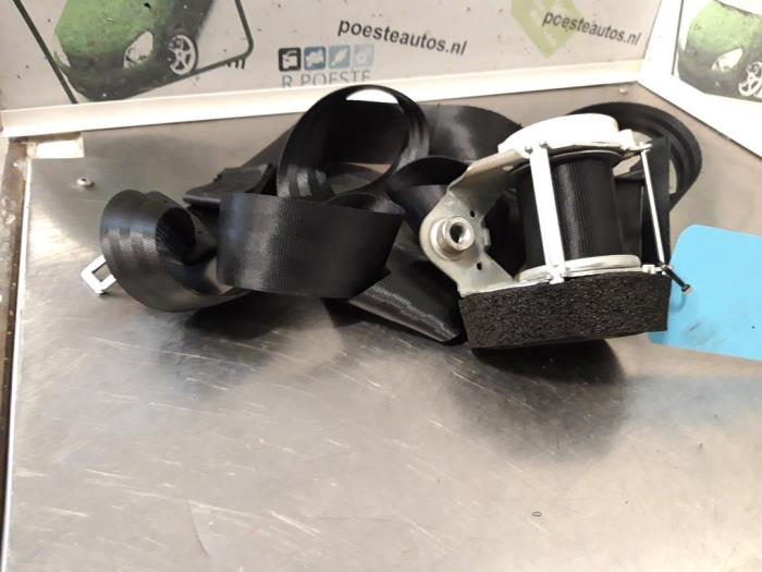 Rear seatbelt, right from a Volkswagen Tiguan (5N1/2) 1.4 TSI 16V 2015