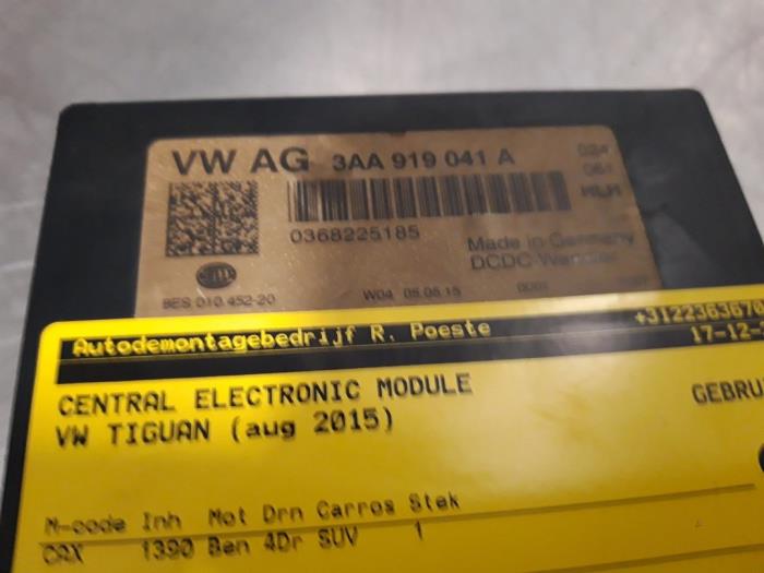 Central electronic module from a Volkswagen Tiguan (5N1/2) 1.4 TSI 16V 2015