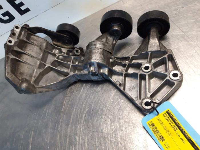 Usagé Support dynamo bas Mercedes A (W168) 1.7 A-170 CDI 16V Prix € 30,00 Règlement à la marge proposé par Autodemontagebedrijf R. Poeste B.V.