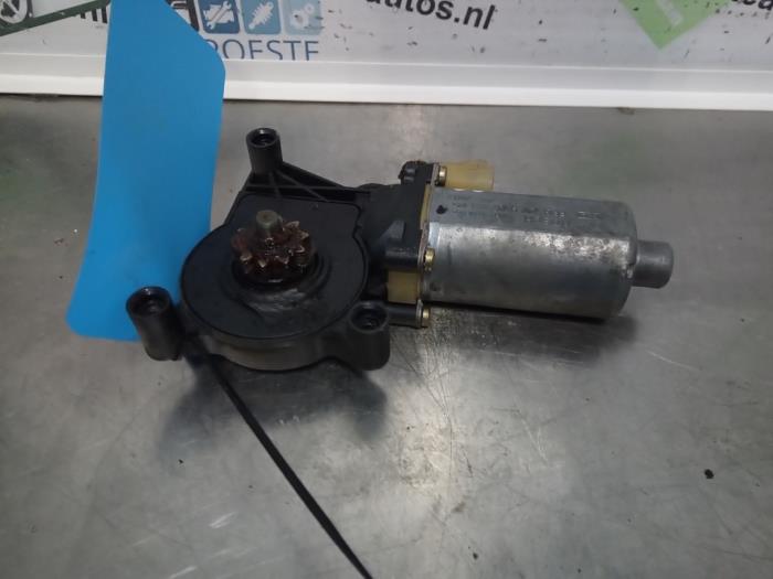 Usados Motor de ventanilla de puerta Mercedes ML I (163) 320 3.2 V6 18V Aut.Kat. Precio € 25,00 Norma de margen ofrecido por Autodemontagebedrijf R. Poeste B.V.