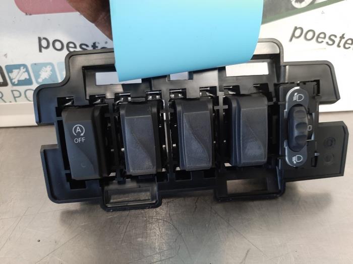 Używane Przelacznik Smart Forfour (453) 1.0 12V Cena € 20,00 Procedura marży oferowane przez Autodemontagebedrijf R. Poeste B.V.