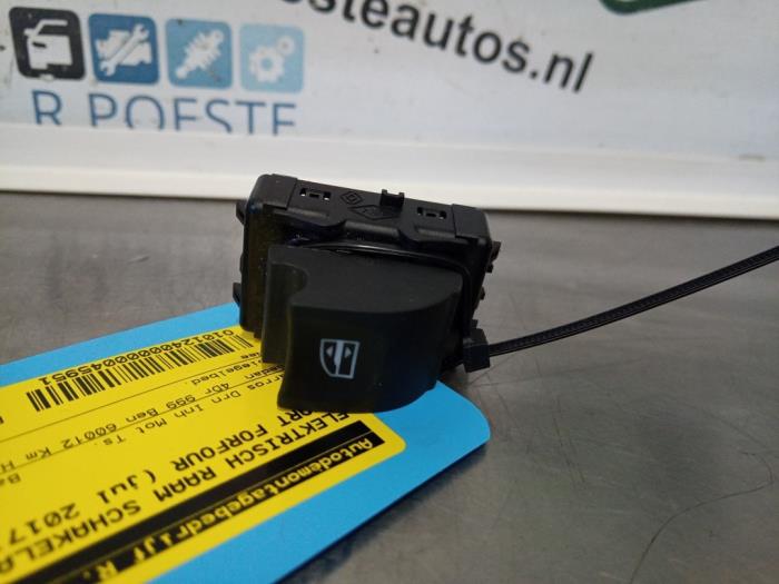 Usados Interruptor de ventanilla eléctrica Smart Forfour (453) 1.0 12V Precio € 20,00 Norma de margen ofrecido por Autodemontagebedrijf R. Poeste B.V.