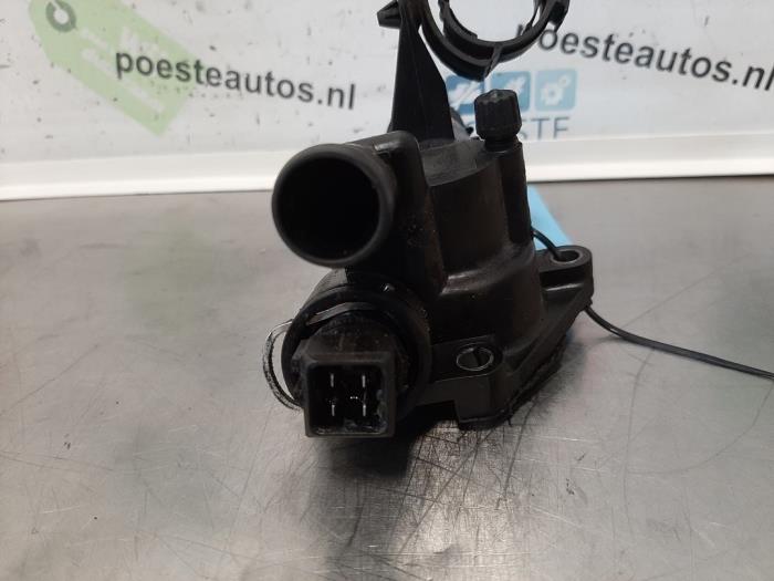Thermostat housing from a Renault Clio III (BR/CR) 1.5 dCi 70 2006