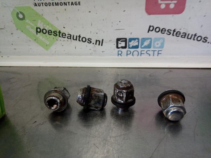 Używane Nakretka sruby kola Kia Picanto (BA) 1.0 12V Cena € 15,00 Procedura marży oferowane przez Autodemontagebedrijf R. Poeste B.V.