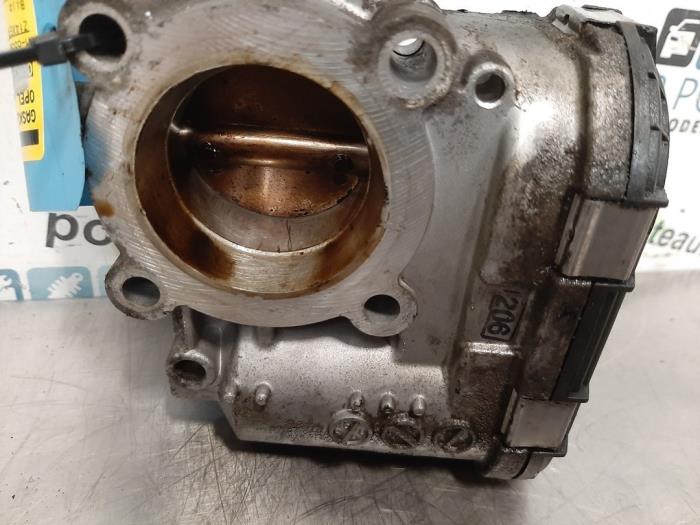 Throttle body from a Opel Astra H SW (L35) 1.4 16V Twinport 2005