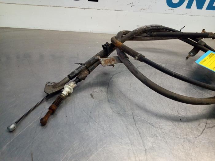 Parking brake cable from a Toyota Yaris II (P9) 1.33 16V Dual VVT-I 2011
