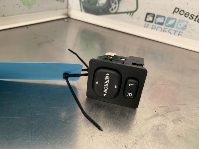 Mirror switch from a Toyota Yaris II (P9) 1.33 16V Dual VVT-I 2011