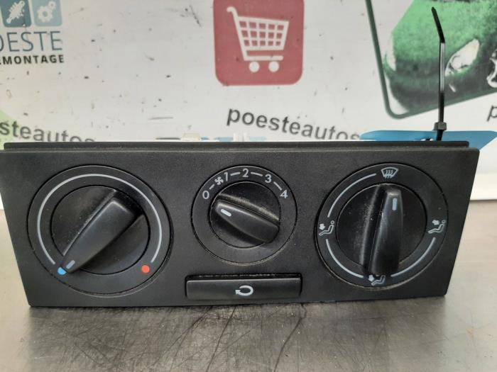 Heater control panel from a Volkswagen Polo III (6N2) 1.4 16V 75 2001