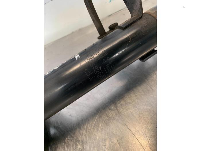 Front shock absorber rod, right from a Peugeot 108 1.0 12V VVT-i 2018