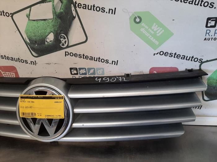 Rejilla de un Volkswagen Polo III (6N2) 1.4 2000