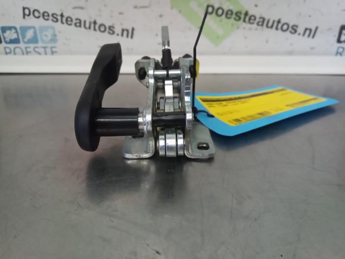 Używane Blokada dachu cabrio Opel Tigra Twin Top 1.8 16V Cena € 50,00 Procedura marży oferowane przez Autodemontagebedrijf R. Poeste B.V.