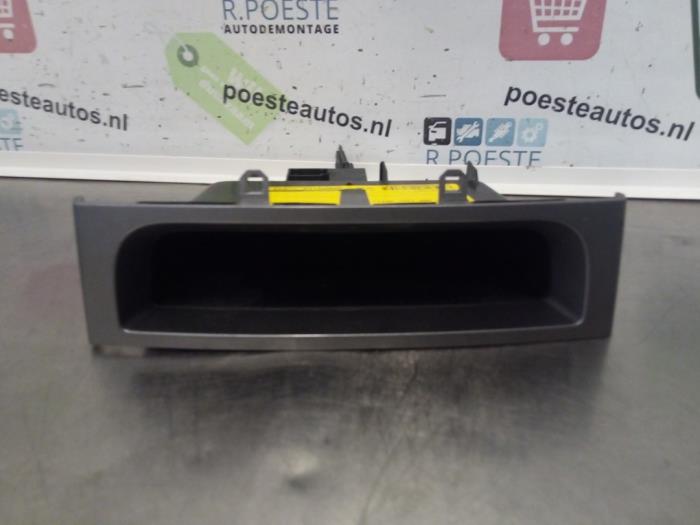 Używane Schowek Peugeot 308 SW (4E/H) 1.6 VTI 16V Cena € 20,00 Procedura marży oferowane przez Autodemontagebedrijf R. Poeste B.V.