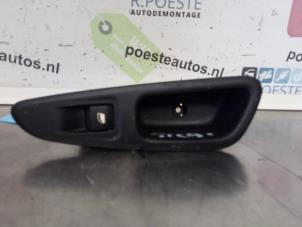 Usados Interruptor de ventanilla eléctrica Peugeot 308 SW (4E/H) 1.6 VTI 16V Precio € 15,00 Norma de margen ofrecido por Autodemontagebedrijf R. Poeste B.V.