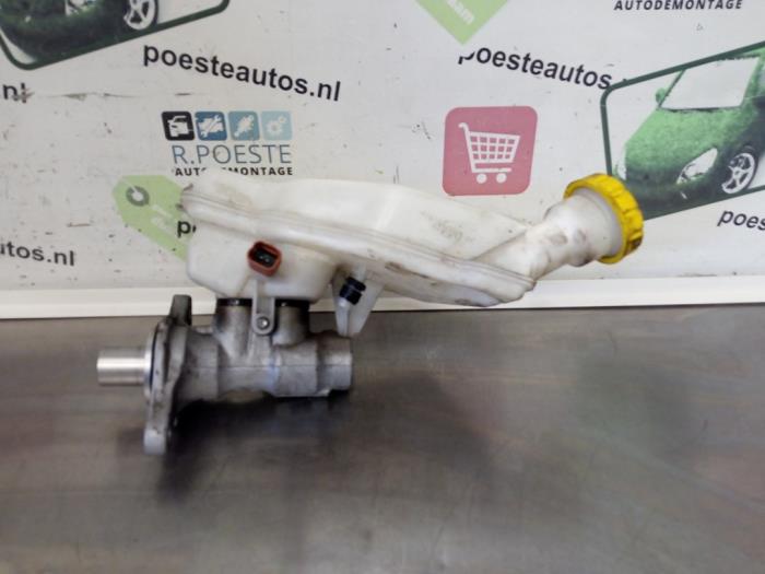 Master cylinder from a Citroën C4 Cactus (0B/0P) 1.6 Blue Hdi 100 2015