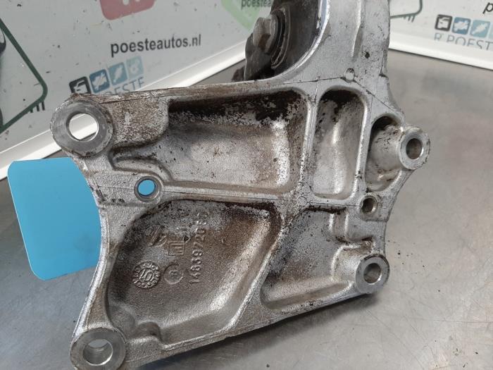 Engine mount from a Lancia Phedra 2.0 16V 2004