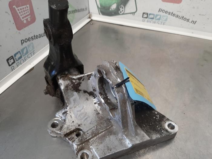 Engine mount from a Lancia Phedra 2.0 16V 2004