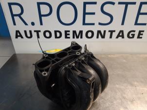 Usados Colector de admisión Peugeot 107 1.0 12V Precio € 30,00 Norma de margen ofrecido por Autodemontagebedrijf R. Poeste B.V.