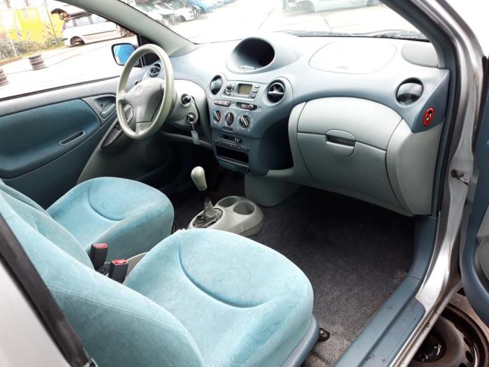 Asiento derecha de un Toyota Yaris (P1) 1.0 16V VVT-i 2000