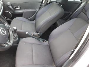 Used Seat, right Renault Clio III (BR/CR) 1.4 16V Price € 70,00 Margin scheme offered by Autodemontagebedrijf R. Poeste B.V.