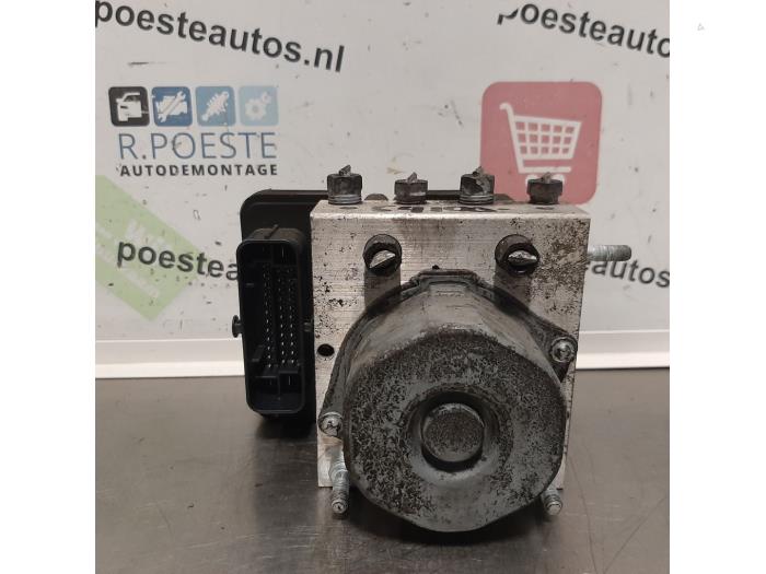 Bloc ABS Renault Zoé (AG), 2012 46kW, Berline avec hayon arrière, 4 portes, Electrique, 46kW (63pk), FWD, 5AM450; 5AMB4; 5AQ601, 2012-06, AGVYA; AGVYC (Occasion)