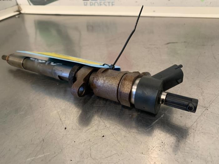 Injector (diesel) from a Volvo V50 (MW) 1.6 D 16V 2009