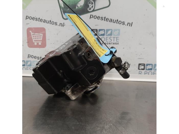 Mechanical fuel pump from a Volvo V70 (SW) 2.4 D 20V 2005