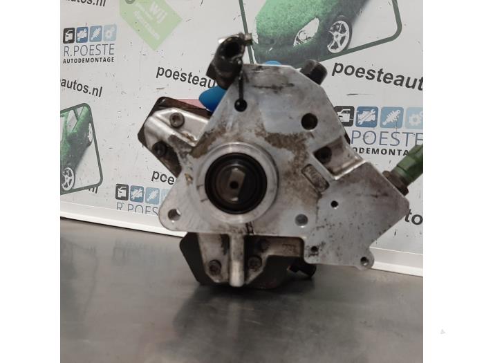 Mechanical fuel pump from a Volvo V70 (SW) 2.4 D 20V 2005