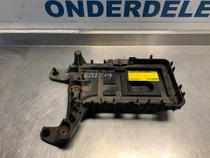 Usados Caja de batería Volkswagen Passat Variant (3C5) 2.0 TDI 16V 170 4Motion Precio € 20,00 Norma de margen ofrecido por Autodemontagebedrijf R. Poeste B.V.