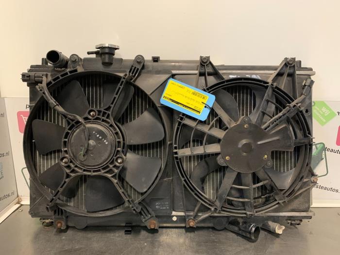Usagé Radiateur Kia Shuma II 1.6 16V Prix € 40,00 Règlement à la marge proposé par Autodemontagebedrijf R. Poeste B.V.