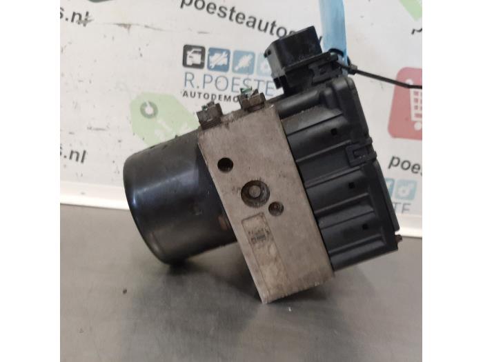 Begagnade ABS-pump Renault Twingo (C06) 1.2 16V Pris € 30,00 Marginaltabell erbjuds av Autodemontagebedrijf R. Poeste B.V.
